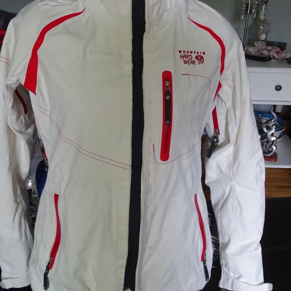 MOUNTAIN HARDWEAR WINTER JACKET SMALL STAIN IB FRONT AS SEEN IN SECOND PICTURE
